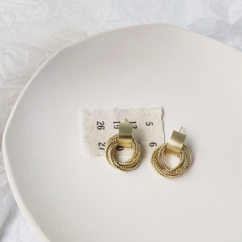 束ねた輪っかピアス