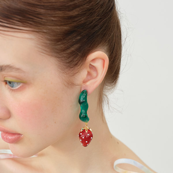 ストロベリーモチーフロングドロップピアス　《Z00793》