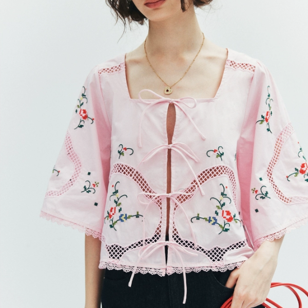 フラワー刺繍とリボン装飾のスクエアカラーブラウス《Z01007》