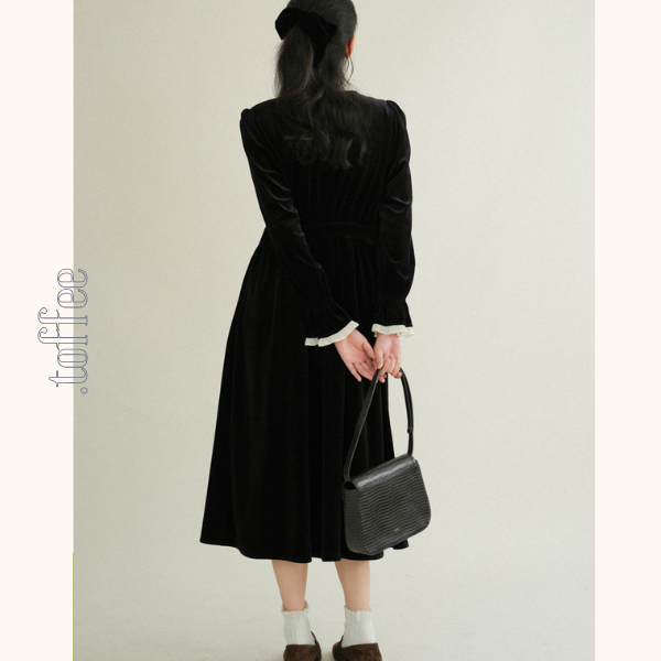 レースディテールグロッシーブラックワンピース　《Z00760》