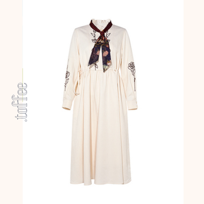 【2color】ローズ刺繍フリルネックワンピース　《Z00681》