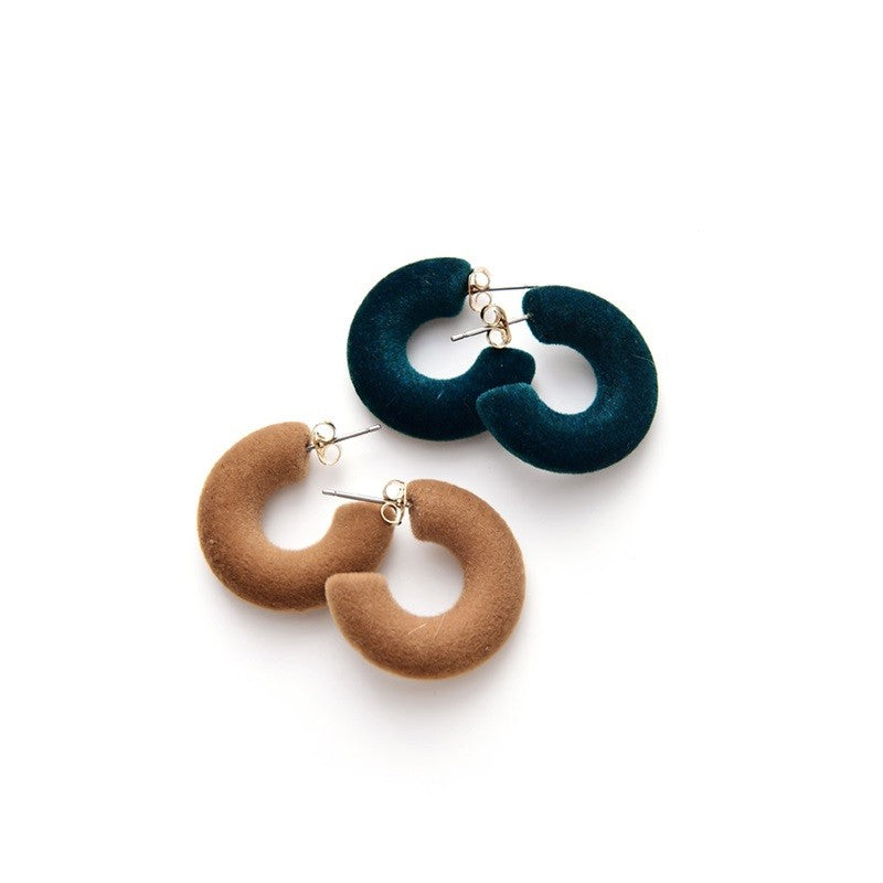 モランディーカラーのベルベットリング