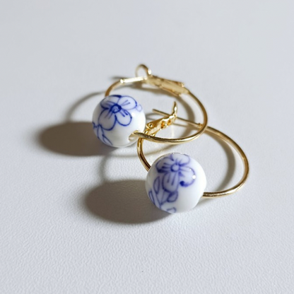 ホワイトビーズレトロイラストリングピアス　AU-044