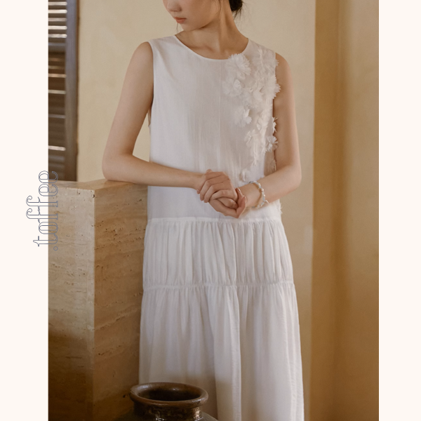 フラワー立体装飾ノースリーブティアードワンピース《Z00887》