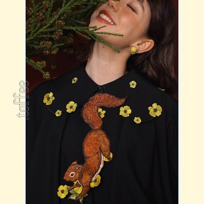 森のファンタジー：花の妖精と無邪気なリスの刺繍タイ 《C0190》