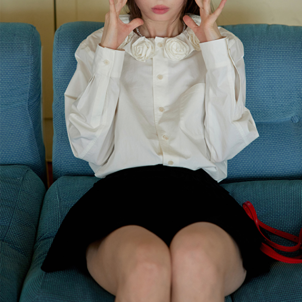 立体ローズ装飾ホワイトブラウス　《Z00766》