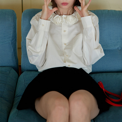 立体ローズ装飾ホワイトブラウス　《Z00766》
