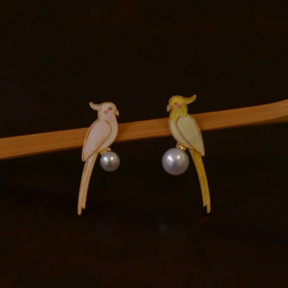 イエローオウムモチーフピアス《Z00871》