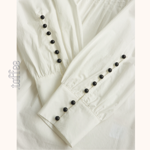 【2color】ボタン装飾プリーツブラウス《Z00846》