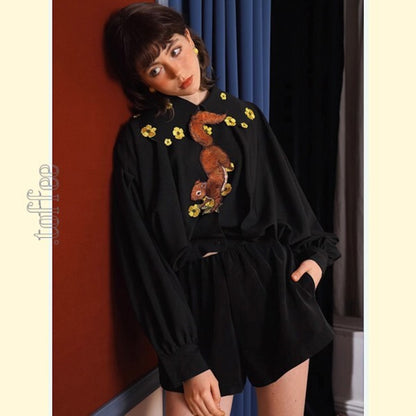 森のファンタジー：花の妖精と無邪気なリスの刺繍タイ 《C0190》