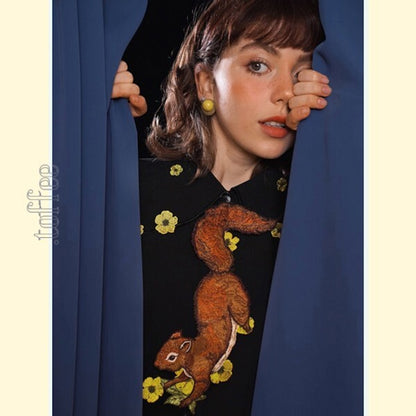 森のファンタジー：花の妖精と無邪気なリスの刺繍タイ 《C0190》