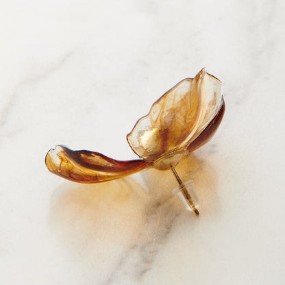 淡い花が可憐なピアス