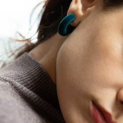 モランディーカラーのベルベットリング