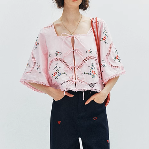 フラワー刺繍とリボン装飾のスクエアカラーブラウス《Z01007》