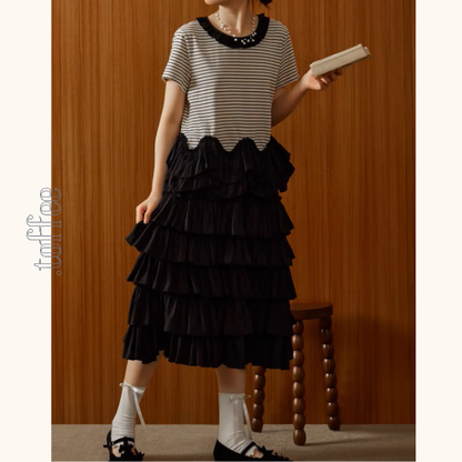 ストライプ切り替えラッフルヘムトップ＆ティアードミモレ丈スカートのセットアップ《Z00941》