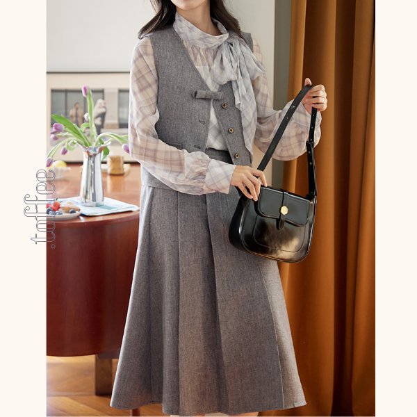 ボウタイ付きベスト＆ミモレ丈プリーツスカートのセットアップ《Z00850》