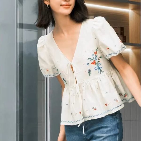 フラワー刺繍ペプラムブラウス《Z01032》