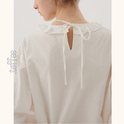 【2color】フリルネックコットンブラウス　《Z00787》