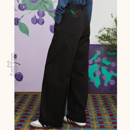 アップル刺繍ブラックストレートパンツ　《Z00693》