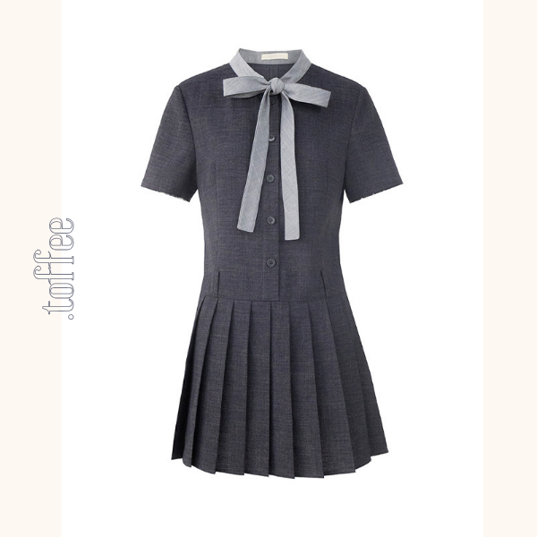 リボン襟とプリーツが彩るミニワンピース《Z01077》