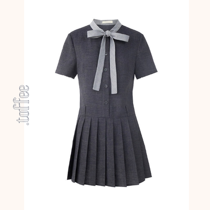 リボン襟とプリーツが彩るミニワンピース《Z01077》