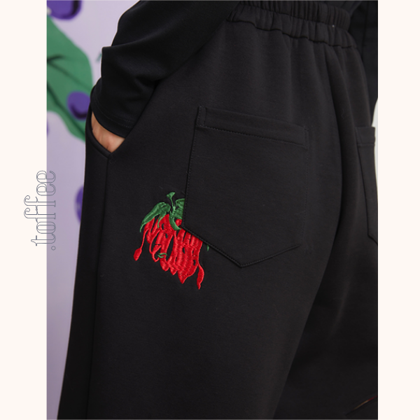 ストロベリー刺繍ブラックスウェットパンツ　《Z00698》