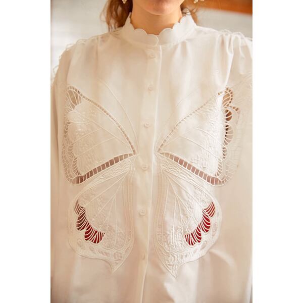【2color】蝶々モチーフ刺繍デザインブラウス C0129