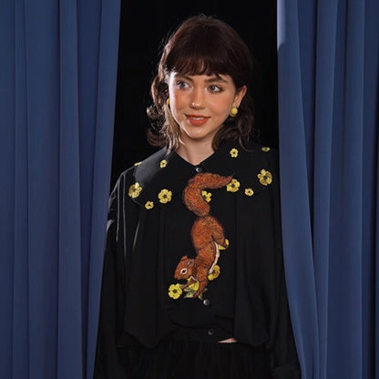 森のファンタジー：花の妖精と無邪気なリスの刺繍タイ 《C0190》