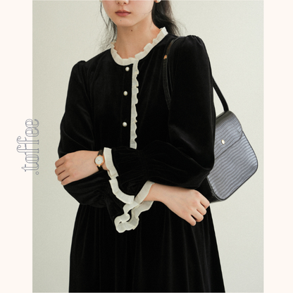 レースディテールグロッシーブラックワンピース　《Z00760》