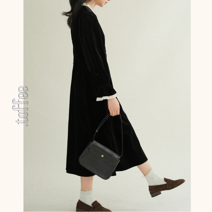 レースディテールグロッシーブラックワンピース　《Z00760》