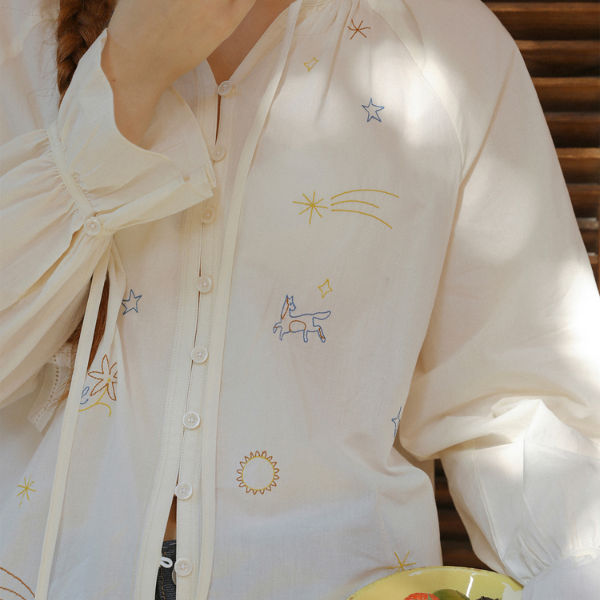 ポニーと星のロマンティック刺繍入りホワイトブラウス《Z00829》