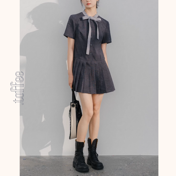 リボン襟とプリーツが彩るミニワンピース《Z01077》