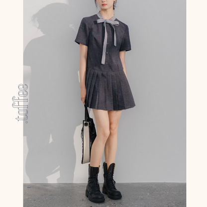 リボン襟とプリーツが彩るミニワンピース《Z01077》