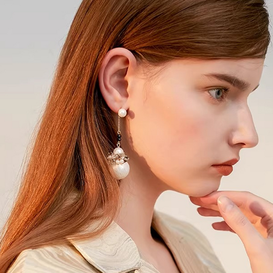 大小パールが連なるスノーマン風ロングピアス《Z01258》