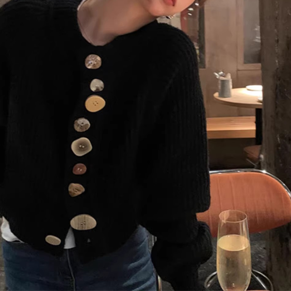 くすみカラーの不揃いボタン黒ニットカーディガン《Z01277》