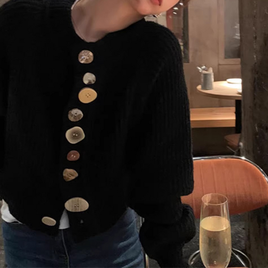 くすみカラーの不揃いボタン黒ニットカーディガン《Z01277》