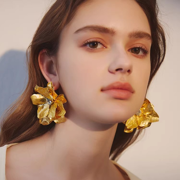 【2color】特大メタルフラワーのゴージャスピアス《Z01255》