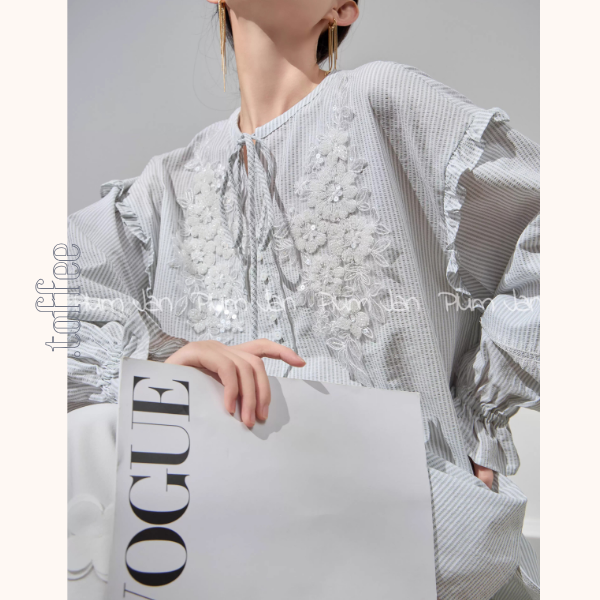 3Dフラワー刺繍のシアー×ストライプシャツ《Z01363》