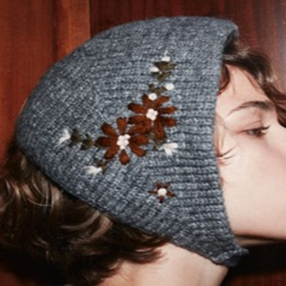 【2color】赤い花刺繍が映える＊三角フィットニット帽《Z01197》